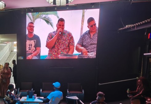 Painel de LED gigante da Villa do Som transmitindo conteúdo ao vivo no salão principal
